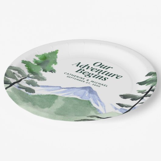 Emerald Greenery Mountain Pine Rustikale Hochzeit Pappteller (Schrägansicht)