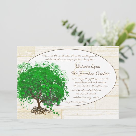 Emerald Heart Leaf Tree Barn Wood Wedding Einladung (Stehend Vorderseite)