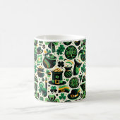 Emerald Isle Charm: Nahtloser St. Patrick's Day Pa Kaffeetasse (Mittel)