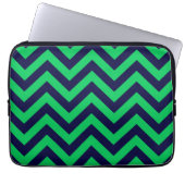 Emerald, Navy Blue Large Zickzack ZigZag Muster Laptopschutzhülle (Vorderseite)