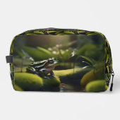 Emerald Serenity: A Green Frog by the River, Waschbeutel (Vorderseite)
