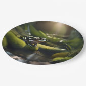 Emerald Serenity: Ein grüner Frosch am Fluss, Pappteller (Schrägansicht)