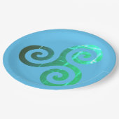 Emerald Triskele Altes keltisches Symbol Pappteller (Schrägansicht)