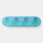 Emerald Triskele Altes keltisches Symbol Skateboard (Horizontal)