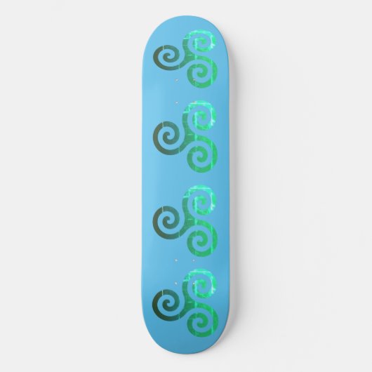 Emerald Triskele Altes keltisches Symbol Skateboard (Vorderseite)