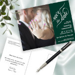 Emerald Wedding Save the Date Foto & Calligraphy Ankündigungspostkarte<br><div class="desc">Diese Save the Date Postkarten sind schlicht, modern und stilvoll. Sie verfügen über ein 2-Fenster-Design mit Ihrem Foto auf der links. Das rechte Fenster ist smaragdgrün mit einem eleganten Skript-Kalligraphietitel, der "Save the Date" liest. Im Folgenden finden Sie Ihre Namen mit Hochzeitstermin und Ort in einem einzigartigen, gerechtfertigten Layout. Es...</div>