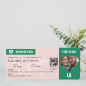 Emeraldgrün & Soft Blush Boarding Pass Hochzeitsei Einladung (Stehend Vorderseite)
