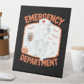 Emergency Department Funny Halloween Nurse Essenti Sockelschild (In Situ)