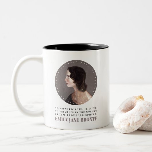 Emily Bronte Portrait and Quote - No Coward Soul Zweifarbige Tasse (Mit Donut)