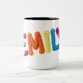 Emily Name in Vibrant Crochet Pattern Zweifarbige Tasse (Mittel)