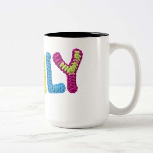 Emily Name in Vibrant Crochet Pattern Zweifarbige Tasse (Rechts)