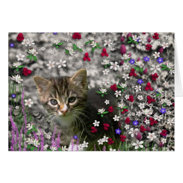 Emma in Blume II, Little Gray Tabby Kitty Cat (Vorderseite (Horizontal))