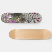 Emma in den Blumen I - kleine graue Kitty-Katze Skateboard (Horizontal)