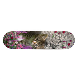 Emma in den Blumen I - kleine graue Kitty-Katze Skateboard