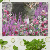 Emma in den Blumen I - kleines graues Kätzchen Küchentuch (Gefaltet)