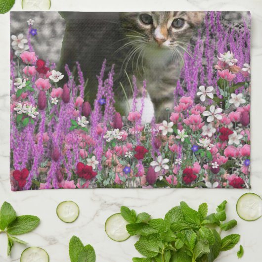 Emma in den Blumen I - kleines graues Kätzchen Küchentuch (Gefaltet)