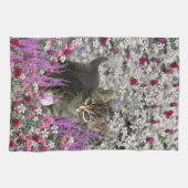 Emma in den Blumen I - kleines graues Kätzchen Küchentuch (Horizontal)