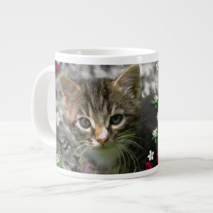 Emma in den Blumen II, kleine graue Jumbo-Tasse