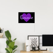 Emmie in Lila Poster (Heimbüro)