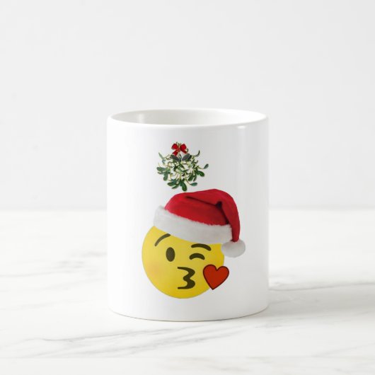 Emoji-Kuss unter Mistle-Toe-fröhliche Weihnachtsfe Kaffeetasse (Mittel)