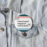 Emotionale Unterstützung | Work Bestie Coworker Gi Button<br><div class="desc">Ein besonderes und unvergessliches Geschenk für Ihre Arbeit. "Emotional Support Coworker" ist in einer stilvollen, modernen Schrift konzipiert. Schicken Sie ein unvergessliches und besonderes Geschenk an sich und Ihre besten Freunde, die Sie für immer lieben werden. Wann hast du das letzte Mal einen Knopf getragen? Vielleicht war es in den...</div>