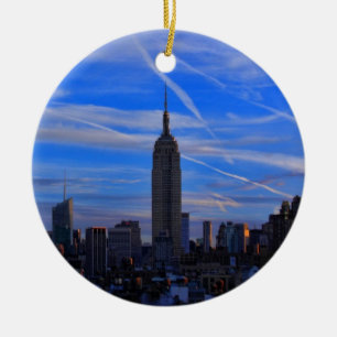 Emp St Bldg, NYC-Skyline und Jet Trails Keramikornament