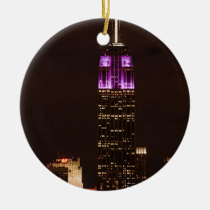 Emp St Gebäude in Lila und Weiß 01 Keramik Ornament