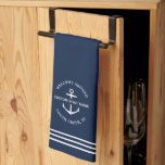 Empfang moderner Nautic Custom Boat Name Anchor Geschirrtuch<br><div class="desc">Wasserkocher-Handtuch in marineblau mit "welcome on board" sowie Ihr eigener Bootsname und Ihre Lage in einem Ankerdesign.</div>