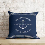 Empfang moderner Nautic Custom Boat Name Anchor Kissen<br><div class="desc">Nautic Bootkissen in marineblau lesen "Willkommen an Bord",  sowie Ihren eigenen Bootsnamen und die Lage in einem Ankerdesign.</div>
