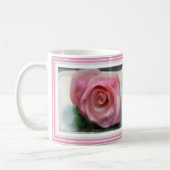 Empfindliche Rose gerahmt mit rosa u. grauer Kaffeetasse (Links)
