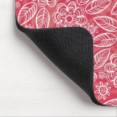 empfindliche weiße Blumen auf Rot Mousepad (Ecke)
