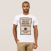 Employees Must Drink Coffee T-Shirt (Vorne ganz)