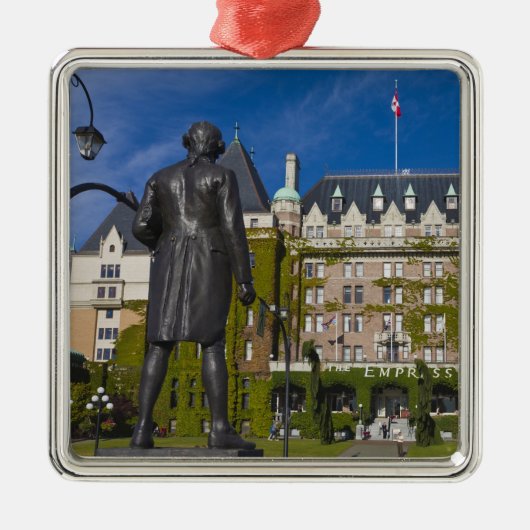 Empress Hotel und Statue von Captain James Cook, Silbernes Ornament (Vorne)