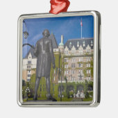 Empress Hotel und Statue von Captain James Cook, Silbernes Ornament (Links)