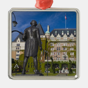 Empress Hotel und Statue von Kapitän James Cook, Silbernes Ornament