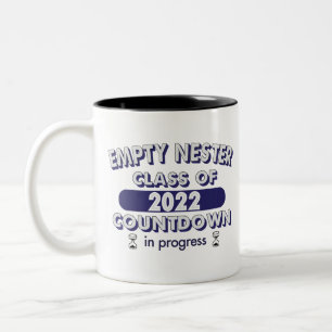 Empty Nester Class of 2022 Countdown in Progress Zweifarbige Tasse