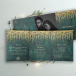 Enchanted Forest Gold Greenery Emerald Twinkle Dreifach Gefaltete Einladung<br><div class="desc">Eine Illustration von Baumzweigen mit üppiger, wilder Vegetation und hängender Laube, digital mit Gold geschichtet, über einen glitzernden smaragdgrünen Hintergrund, schmückt diesen Frühjahrsommer in einer Hochzeitseinladung mit einem bezaubernden Waldthema. Eine elegante, moderne Einladung für eine märchenhafte Hochzeit, die perfekte Dreifacheinladung, die viel Platz für alle Ihre Hochzeitsinformationen, einschließlich Geschenken und...</div>