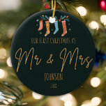 Enchanted Mr. & Mrs First Christmas Ornament<br><div class="desc">Erleben Sie den Zauber Ihres ersten Weihnachts als Mr. & Mrs. mit unserem exquisiten, maßgeschneiderten Dekor. Die üppig-grüne Kulisse zeigt wunderschön "UNSERE ERSTEN CHRISTMAS AS, Mr & Mrs." in einem charmanten handgeschriebenen Schriftart. Personalisieren Sie es mit Ihrem Familiennamen und dem gepflegten Jahr, und schaffen Sie einen zeitlosen Sake, der das...</div>