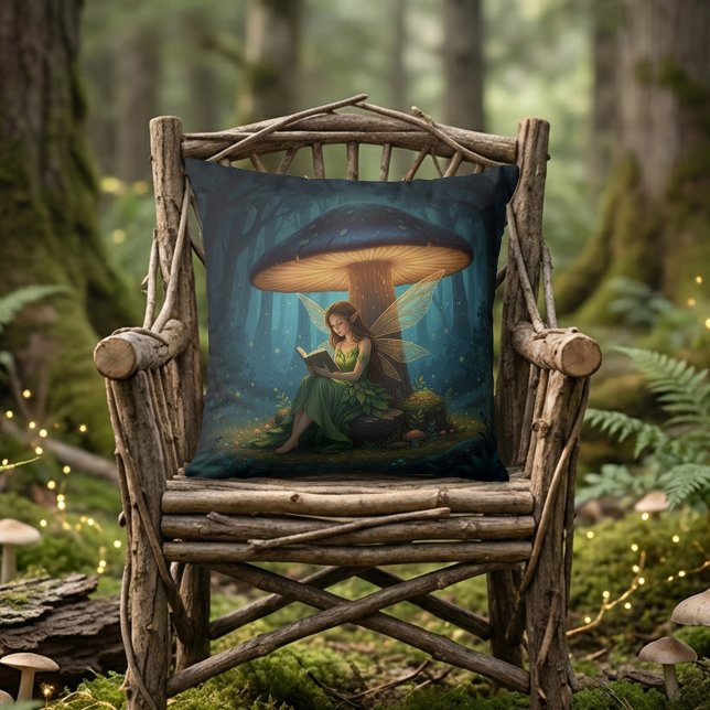 Enchanted Night Fairy Reading a Book Kissen (Von Creator hochgeladen)