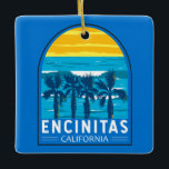 Encinitas California Reisen Vintag Keramikornament<br><div class="desc">Encinitas Retrovektor-Reise-Design in einem Emblem Stil. Encinitas liegt an der 10 km langen Küste des Pazifischen Ozeans und ist eine unberührte Erinnerung der historischen Strandkultur des Highway 101,  die Mitte des 20. Jahrhunderts florierte.</div>