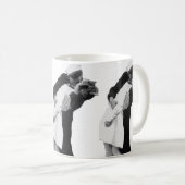 Ende des Kriegs-Kusses Kaffeetasse (VorderseiteRechts)