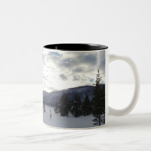 Ende eines schneereichen Tages im Yellowstone-Nati Zweifarbige Tasse