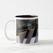 Endevor's Arm inmitten des internationalen Raumsta Zweifarbige Tasse (Links)
