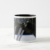 Endevor's Arm inmitten des internationalen Raumsta Zweifarbige Tasse (Mittel)