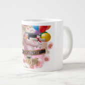 Endlich! Absolvent der Klasse 2026 Jumbo-Tasse (Vorderseite Rechts)