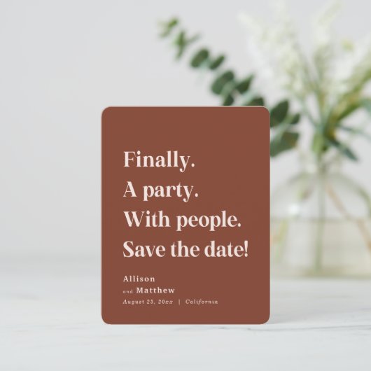 Endlich ein Party Simple Text Sienna Minimalistisc Save The Date (Stehend Vorderseite)