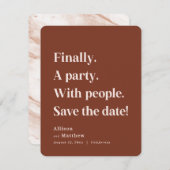 Endlich ein Party Simple Text Sienna Minimalistisc Save The Date (Vorne/Hinten)