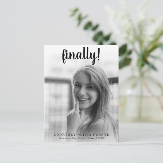 Endlich einfaches Foto Moderner Abschluss Ankündigungspostkarte (Stehend Vorderseite)