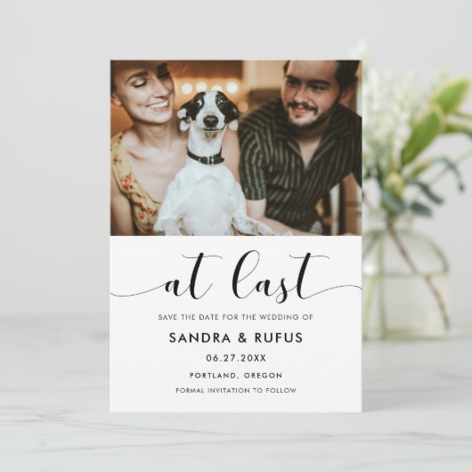 Endlich elegantes Schwarz-Weiß-Foto Save The Date (Stehend Vorderseite)