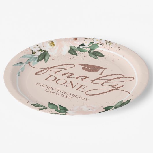 Endlich Fertig Rosa Blush Bloral Graduation Party Pappteller (Schrägansicht)